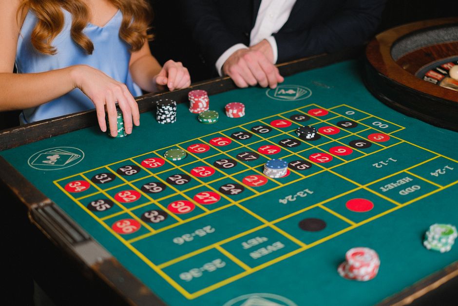 Book of Dead Freispiele ohne Einzahlung 2026: Angebote im Vergleich: Roulette-Kessel und Jetons auf einem Casinotisch — Symbolbild zum Bonusvergleich ohne Einzahlung